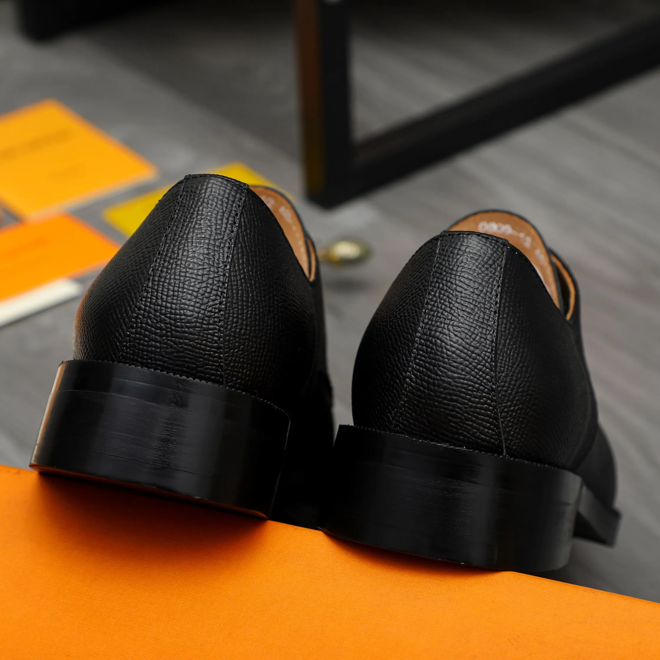 Men's shoes 💰500 Product trademark: LV "Louis Vuitton" business formal leather shoes Regular size: 39-45 (.45 customization is non-returnable) Product materials: Selected pebbled cowhide upper, cowhide lining, original rubber outsole